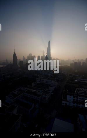 Panorama-Weitwinkelansicht der Silhouette der Skyline des Finanzviertels von Lujiazui und Pudong mit dem Jinmao- und Shanghai-Turm an einem klaren, blauen Himmel vor dem orangen Licht der aufgehenden Sonne. © Olli Geibel Stockfoto