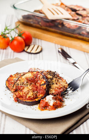Delicious parmigiana auf weißen Teller auf Tisch Stockfoto