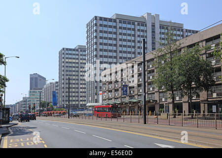 Hochhäusern und Parkplatz zur Verfügung, die Bestandteil der Whitgift Zentrum einkaufen Entwicklung in Croydon, UK. Wellesley Road im Vordergrund Stockfoto