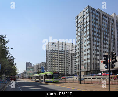 Eine Straßenbahn auf der Croydon Tramlink-System fährt auf einer leeren Wellesley Straße in Croydon Stadtzentrum entfernt. Whitgift Centre hinter gezeigt. Stockfoto