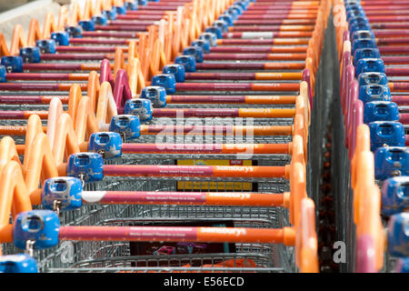 Nahaufnahme von Einkaufswagen vor einem Sainsburys Geschäft in England Stockfoto