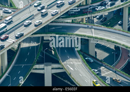 Autos stecken im verstopften Verkehr in der Nachmittagsverkehrszeit von oben gesehen in dieser Luftaufnahme der Yanan-Autobahn an der Anschlussstelle mit dem North South Expressway im Westen Shanghais an einem ungewöhnlich klaren Tag fest, Stockfoto