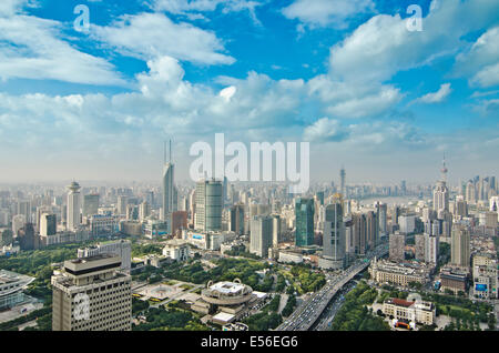 Blick auf die Stadt von Shanghai, die dem Bund und eine Vielzahl von Wolkenkratzern wie umfasst Wohn- und Bürotürme an einem schönen Tag Stockfoto