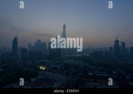 Panorama-Weitwinkelansicht der Silhouette der Skyline des Finanzviertels von Lujiazui und Pudong mit dem Jinmao- und Shanghai-Turm an einem klaren, blauen Himmel vor dem orangen Licht der aufgehenden Sonne. © Olli Geibel Stockfoto