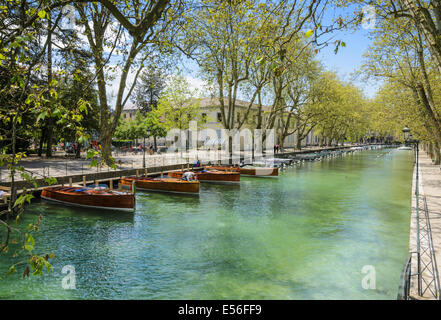 Traditionelle Holzboote festgemacht an den Bäumen gesäumten Canal du Vasse, Annecy, Haute-Savoie Rhone-Alpes, Frankreich Stockfoto