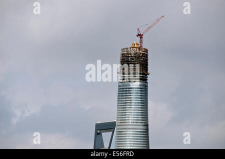 Blick auf das Shanghai World Financial Center und den Shanghai Tower (in der letzten Bauphase), der das höchste Bauwerk in China und Asien ist und 2015 das zweithöchste Gebäude der Welt ist. Stockfoto