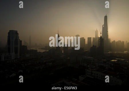 Panorama-Weitwinkelansicht der Silhouette der Skyline des Finanzviertels von Lujiazui und Pudong mit dem Jinmao- und Shanghai-Turm an einem klaren, blauen Himmel vor dem orangen Licht der aufgehenden Sonne. © Olli Geibel Stockfoto