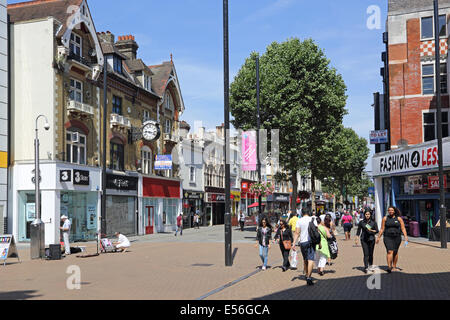 Croydon Stadtzentrum entfernt. Northend, der verkehrsberuhigten Einkaufsstraße angrenzenden Whitgift Center und Central Shopping-malls Stockfoto