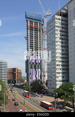 Bau eines neuen Wohnblocks auf Wellesley Road, Croydon, UK. Eine moderne, urbane zweispurige. Zeigt Busse, Strassenbahnen Stockfoto