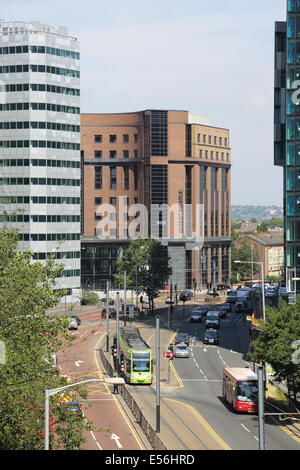 Eine Straßenbahn fährt nach unten Wellesley Road, Croydon, UK. Eine moderne, urbane zweispurige mit hohen Bürogebäuden auf beiden Seiten. Stockfoto