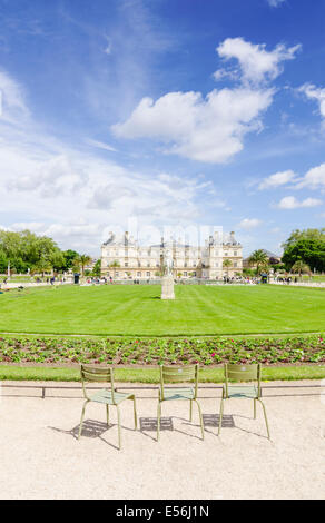 Drei Fermob Stühle vor dem Palais du Luxembourg, Jardin du Luxembourg, 6. Arrondissement, Paris, Frankreich Stockfoto