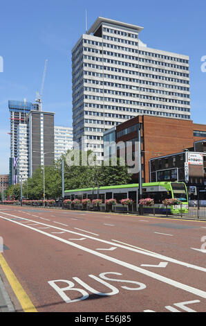 Eine Straßenbahn fährt nach unten Wellesley Road, Croydon, UK. Eine moderne, urbane zweispurige mit bestehenden und neuen Bürogebäuden. Keine Autos. Stockfoto