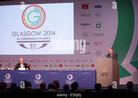 SECC Main Press Center, Glasgow, Schottland, Großbritannien, Dienstag, Juli 2014. Alex Salmond, Schottlands erster Minister, auf der rechten Seite und Stewart Harris, Chief Executive von SportScotland, auf der linken Seite, bei einer Pressekonferenz zur offiziellen Begrüßung von Glasgow 2014 Commonwealth Games Accredited Media in Glasgow Stockfoto