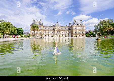 Segelboot Spielzeug für den Pool vor dem Palais du Luxembourg, Jardin du Luxembourg, 6. Arrondissement, Paris, Frankreich Stockfoto