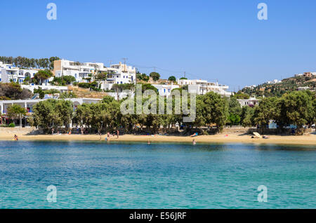 Menschen auf Baum beschattet Piso Livadi Strand, Insel Paros, Kykladen, Griechenland Stockfoto