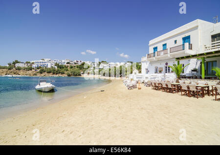 Taverne Tische und Stühle auf Piso Livadi Strand, Paros, Kykladen, Griechenland Stockfoto