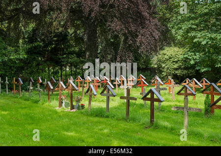 PLUSCARDEN ABBEY EINFACHE HOLZKREUZE AUF DEM FRIEDHOF IN DER NÄHE VON ELGIN MORAY SCHOTTLAND Stockfoto