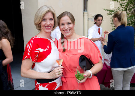 München/Deutschland - am 20 Juli: Franziska Deecke (DLD Media) und Petra Korn (Picture-Alliance) des Lautsprechers Übersetzung "Abendessen mit Hublot bei Schumann in München, Deutschland betrieben. Das Motto des diesjährigen Übersetzung Innovationskonferenz von Hubert Burda Media am 21 und 22. Juli in München ist "Relevanz"! (Foto: picture-Alliance / Jan Haas) Stockfoto