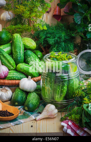 Glas mit Gurken und andere Zutaten für Beizen Stockfoto