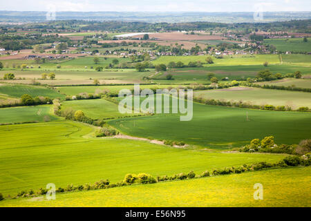 Sommer Blick aus grünen Feldern suchen östlich entfernten Cotswolds, Roundway Hill, in der Nähe von Devizes, Wiltshire, England Stockfoto