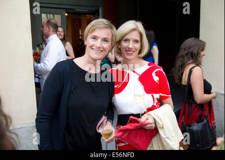 München/Deutschland - am 20 Juli: (l-R) Stefanie Bielen (Saal Zwei) und Franziska Deecke (DLD Media) des Lautsprechers Übersetzung "Abendessen mit Hublot bei Schumann in München, Deutschland betrieben. Das Motto des diesjährigen Übersetzung Innovationskonferenz von Hubert Burda Media am 21 und 22. Juli in München ist "Relevanz"! (Foto: picture-Alliance / Jan Haas) Stockfoto