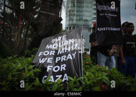 Kuala Lumpur, Malaysia. 22. Juli 2014. Malaysische Staatsbürger nimmt Teil an einer Protestkundgebung vor der Botschaft der Ukraine in Kuala Lumpur, nach dem Absturz der Malaysia Airlines Flug MH17 tragen 298 Personen von Amsterdam nach Kuala Lumpur in einem Gebiet der östlichen Ukraine von pro-russischen Separatisten kontrollierten zu verurteilen. Rebellen kontrollieren die Absturzstelle der malaysischen Flug das Flugzeug Blackboxes MH17 übergab; und erklärt einen lokalisierten Waffenstillstand internationale Experten vollen Zugriff auf die forensische Minenfeld in Ost-Ukraine. Bildnachweis: Khairil Safwan/Pacific Press/Alamy Live-Nachrichten Stockfoto