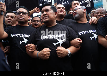 Kuala Lumpur, Malaysia. 22. Juli 2014. Malaysische Staatsbürger nimmt Teil an einer Protestkundgebung vor der Botschaft der Ukraine in Kuala Lumpur, nach dem Absturz der Malaysia Airlines Flug MH17 tragen 298 Personen von Amsterdam nach Kuala Lumpur in einem Gebiet der östlichen Ukraine von pro-russischen Separatisten kontrollierten zu verurteilen. Rebellen kontrollieren die Absturzstelle der malaysischen Flug das Flugzeug Blackboxes MH17 übergab; und erklärt einen lokalisierten Waffenstillstand internationale Experten vollen Zugriff auf die forensische Minenfeld in Ost-Ukraine. Bildnachweis: Khairil Safwan/Pacific Press/Alamy Live-Nachrichten Stockfoto