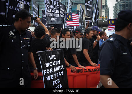 Kuala Lumpur, Malaysia. 22. Juli 2014. Malaysische Staatsbürger nimmt Teil an einer Protestkundgebung vor der Botschaft der Ukraine in Kuala Lumpur, nach dem Absturz der Malaysia Airlines Flug MH17 tragen 298 Personen von Amsterdam nach Kuala Lumpur in einem Gebiet der östlichen Ukraine von pro-russischen Separatisten kontrollierten zu verurteilen. Rebellen kontrollieren die Absturzstelle der malaysischen Flug das Flugzeug Blackboxes MH17 übergab; und erklärt einen lokalisierten Waffenstillstand internationale Experten vollen Zugriff auf die forensische Minenfeld in Ost-Ukraine. Bildnachweis: Khairil Safwan/Pacific Press/Alamy Live-Nachrichten Stockfoto