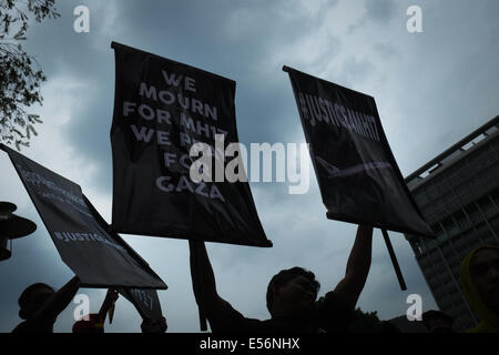 Kuala Lumpur, Malaysia. 22. Juli 2014. Malaysische Staatsbürger nimmt Teil an einer Protestkundgebung vor der Botschaft der Ukraine in Kuala Lumpur, nach dem Absturz der Malaysia Airlines Flug MH17 tragen 298 Personen von Amsterdam nach Kuala Lumpur in einem Gebiet der östlichen Ukraine von pro-russischen Separatisten kontrollierten zu verurteilen. Rebellen kontrollieren die Absturzstelle der malaysischen Flug das Flugzeug Blackboxes MH17 übergab; und erklärt einen lokalisierten Waffenstillstand internationale Experten vollen Zugriff auf die forensische Minenfeld in Ost-Ukraine. Bildnachweis: Khairil Safwan/Pacific Press/Alamy Live-Nachrichten Stockfoto