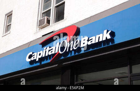 Capital One Bank unterzeichnen auf der Außenseite einer kommerziellen Bank in New York City. Stockfoto