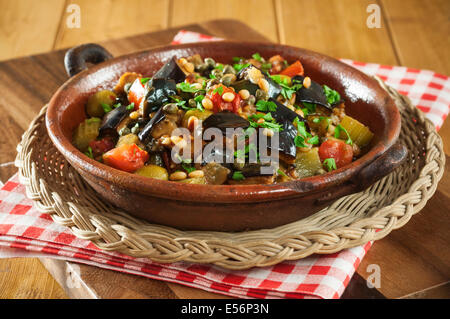 Caponata. Sizilianische Auberginen Aubergine Gericht. Sizilien-Essen Stockfoto