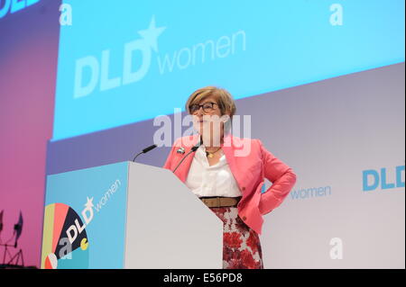 München/Deutschland - 21 Juli: Steffi Czerny (DLD Media) spricht das Podium bei der Übersetzung (Digital-Life-Design) Konferenz im Haus der Kunst in München. Das Motto des diesjährigen Übersetzung Innovationskonferenz von Hubert Burda Media am 21 und 22. Juli in München ist "Relevanz"! (Foto: picture-Alliance / Jan Haas) Stockfoto