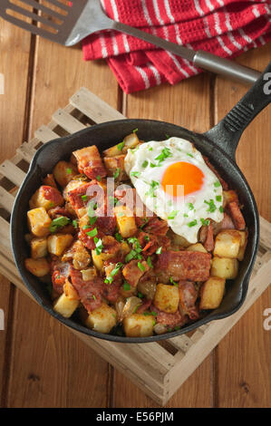 Tiroler Gröstl. Kartoffeln, Speck und Zwiebel Hash. Österreich-Essen Stockfoto
