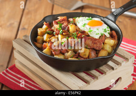 Tiroler Gröstl. Kartoffeln, Speck und Zwiebel Hash. Österreich-Essen Stockfoto