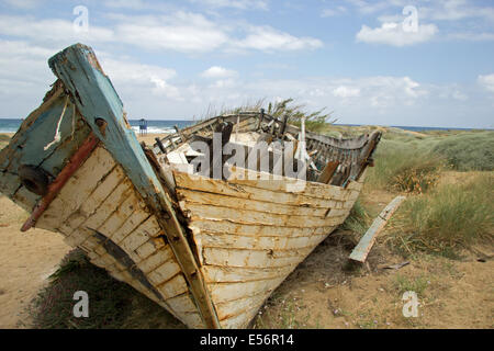 Ein stillgelegtes Fischerboot in Potamos Beach in der Nähe von Malia, Kreta, Griechenland Stockfoto