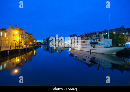 Leith bei Nacht, Foto zeigt das Gebiet mit dem schönen blauen Farben den klaren Abendhimmel brachte auf dem Wasser Stockfoto