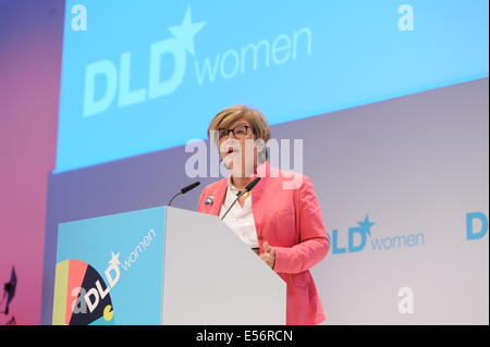 München/Deutschland - 21 Juli: Steffi Czerny (DLD Media) spricht das Podium bei der Übersetzung (Digital-Life-Design) Konferenz im Haus der Kunst in München. Das Motto des diesjährigen Übersetzung Innovationskonferenz von Hubert Burda Media am 21 und 22. Juli in München ist "Relevanz"! (Foto: picture-Alliance / Jan Haas) Stockfoto