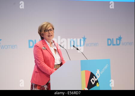 München/Deutschland - 21 Juli: Steffi Czerny (DLD Media) spricht das Podium bei der Übersetzung (Digital-Life-Design) Konferenz im Haus der Kunst in München. Das Motto des diesjährigen Übersetzung Innovationskonferenz von Hubert Burda Media am 21 und 22. Juli in München ist "Relevanz"! (Foto: picture-Alliance / Jan Haas) Stockfoto