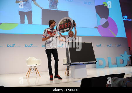 München/Deutschland - Juli 21: Franziska Deecke (DLD Media) spricht auf dem Podium bei der Übersetzung (Digital-Life-Design) Konferenz im Haus der Kunst in München. Das Motto des diesjährigen Übersetzung Innovationskonferenz von Hubert Burda Media am 21. und 22. Juli 2014 in München ist "Relevanz"! (Foto: picture-Alliance / Jan Haas) Stockfoto