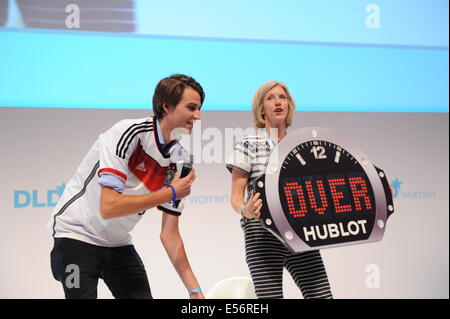 München/Deutschland - Juli 21: Franziska Deecke (DLD Media) spricht auf dem Podium bei der Übersetzung (Digital-Life-Design) Konferenz im Haus der Kunst in München. Das Motto des diesjährigen Übersetzung Innovationskonferenz von Hubert Burda Media am 21. und 22. Juli 2014 in München ist "Relevanz"! (Foto: picture-Alliance / Jan Haas) Stockfoto