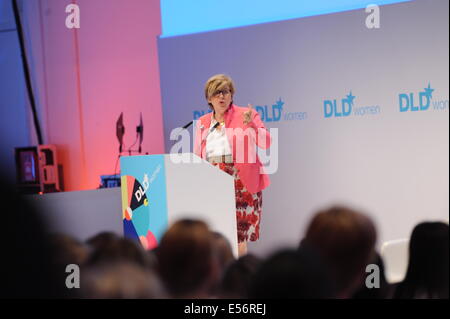 München/Deutschland - 21 Juli: Steffi Czerny (DLD Media) spricht das Podium bei der Übersetzung (Digital-Life-Design) Konferenz im Haus der Kunst in München. Das Motto des diesjährigen Übersetzung Innovationskonferenz von Hubert Burda Media am 21 und 22. Juli in München ist "Relevanz"! (Foto: picture-Alliance / Jan Haas) Stockfoto