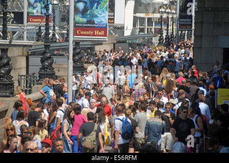 London, UK. 22. Juli 2014. Sonniges Wetter bringt die Massen am Südufer der Themse, London. Bildnachweis: JOHNNY ARMSTEAD/Alamy Live-Nachrichten Stockfoto
