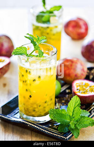 Frische Passionsfrucht mit Lychee und Lime Mojito Stockfoto