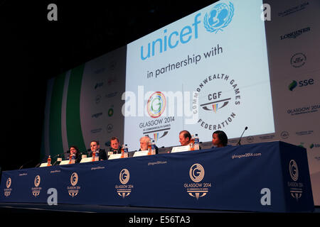 SECC Main Press Center, Glasgow, Schottland, Großbritannien, Dienstag, Juli 2014. Pressekonferenz zur Bereitstellung eines Überblicks über die UNICEF- und Glasgow 2014-Partnerschaft und die Beteiligung von UNICEF an der Eröffnungszeremonie der Commonwealth Games 2014 in Glasgow. Im Bild links nach rechts: Jackie Brock-Doyle Glasgow 2014 Executive Advisor, David Grevemberg Chief Executive Glasgow 2014, Jon Sparkes Chief Operated Officer UNICEF UK, Lord David Puttnam UNICEF UK Botschafter, Sir Roger Moore UNICEF Goodwill Botschafter, Monica Dzonzi von Malawi UNICEF Youth Ambassador Stockfoto