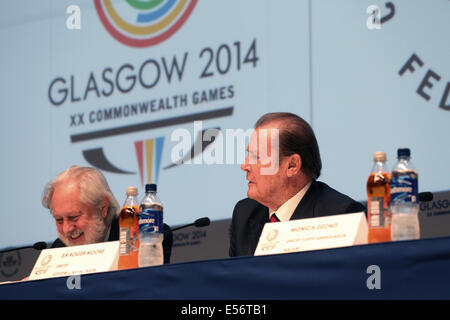 SECC Main Press Center, Glasgow, Schottland, Großbritannien, Dienstag, Juli 2014. Pressekonferenz zur Bereitstellung eines Überblicks über die UNICEF- und Glasgow 2014-Partnerschaft und die Beteiligung von UNICEF an der Eröffnungszeremonie der Commonwealth Games 2014 in Glasgow. Bild von links nach rechts: Lord David Puttnam UNICEF UK Botschafter, Sir Roger Moore UNICEF Goodwill Botschafter Stockfoto