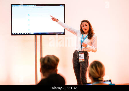 München/Deutschland - 21 Juli: Rachel Swidenbank (Codecademy) im Rahmen eines Workshops der Übersetzung (Digital-Life-Design) Konferenz im Haus der Kunst in München. Das Motto des diesjährigen Übersetzung Innovationskonferenz von Hubert Burda Media am 21 und 22. Juli in München ist "Relevanz"! (Foto: picture-Alliance / Robert Schlesinger) Stockfoto