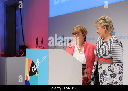 München/Deutschland - 21 Juli: Steffi Czerny (DLD) und Viviane Reding (EU) stehen zusammen auf dem Podium während der Übersetzung (Digital-Life-Design) Konferenz im Haus der Kunst in München. Das Motto des diesjährigen Übersetzung Innovationskonferenz von Hubert Burda Media am 21 und 22. Juli in München ist "Relevanz"! (Foto: picture-Alliance / Jan Haas) Stockfoto