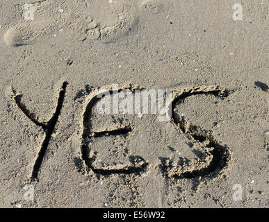 große schriftliche ja eingraviert auf dem Sand am Meer-Strand Stockfoto