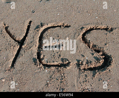groß geschrieben ja auf dem Sand am Meer-Strand Stockfoto