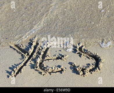 Sewelle löscht das Wort ja eingraviert auf dem Sand des Meeres Strand 1 Stockfoto
